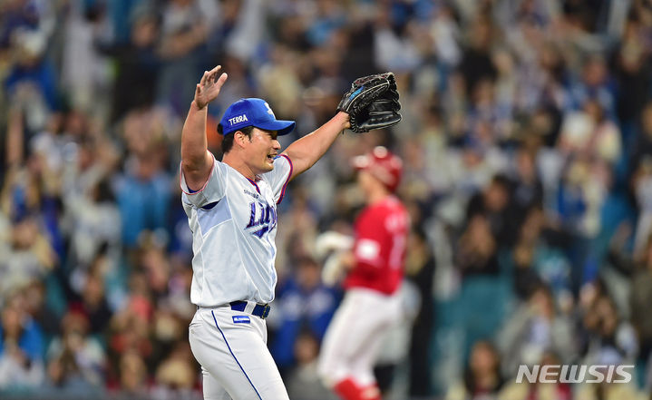 [대구=뉴시스] 이무열 기자 = 14일 오후 대구 삼성라이온즈파크에서 열린 프로야구 신한은행 SOL 2023 KBO리그 SSG 랜더스의 경기와 삼성 라이온즈의 경기, 5대3으로 승리한 삼성 마무리 투수 오승환이 KBO리그 최초 개인 통산 400세이브를 달성한 뒤 기뻐하고 있다. 2023.10.14. lmy@newsis.com