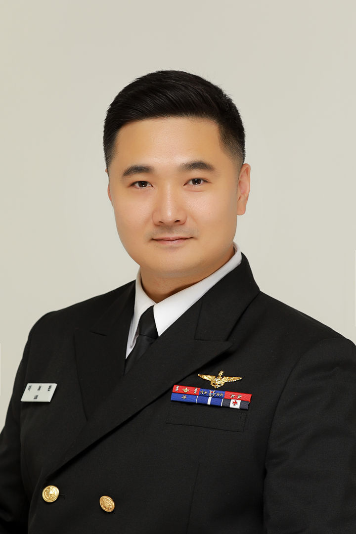 [서울=뉴시스] 항공기술 전문 SCIE급 과학저널인 ‘저널 오브 아메리칸 헬리콥터 소사이어티’에 공동저자로 게재된 이보찬 소령. (사진=해군 제공) 2023.10.15. photo@newsis.com *재판매 및 DB 금지