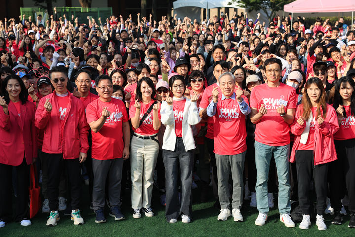 [서울=뉴시스] 윤석열 대통령 부인 김건희 여사가 15일 서울 용산구 용산공원 장교숙소에서 열린 2023 핑크 페스티벌에 참석해 기념촬영하고 있다. (사진=대통령실 제공) 2023.10.15. photo@newsis.com *재판매 및 DB 금지