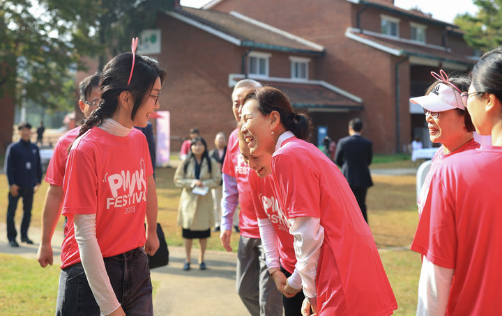 [서울=뉴시스] 윤석열 대통령 부인 김건희 여사가 15일 서울 용산구 용산공원 장교숙소에서 열린 2023 핑크 페스티벌에 참석해 참석자들과 인사하고 있다. (사진=대통령실 제공) 2023.10.15. photo@newsis.com *재판매 및 DB 금지