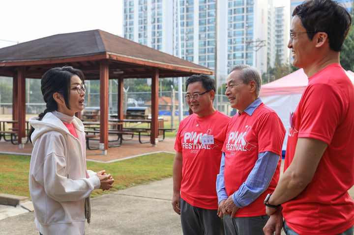 [서울=뉴시스] 윤석열 대통령 부인 김건희 여사가 15일 서울 용산구 용산공원 장교숙소에서 열린 2023 핑크 페스티벌에 참석해 한원식(오른쪽부터) 한국유방암학회 이사장, 이민혁 대한암협회 회장, 노동영 한국유방건강재단 이사장 등과 대화하고 있다. (사진=대통령실 제공) 2023.10.15. photo@newsis.com *재판매 및 DB 금지