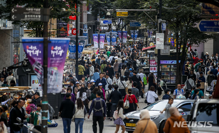 [서울=뉴시스] 정병혁 기자 = 완연한 가을 날씨를 보인 15일 서울 중구 명동거리가 여행객들로 붐비고 있다. 2023.10.15. jhope@newsis.com