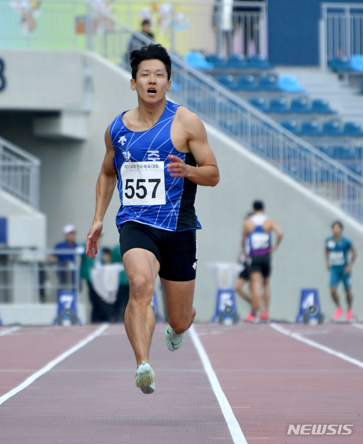 [목포=뉴시스] 류형근 기자 = 15일 오후 전남 목포시 목포종합경기장에서 열린 104회 전국체육대회 육상 100m 남자 일반부 경기, 광주 대표 김국영(광주시청)이 질주를 하고 있다. 2023.10.15. hgryu77@newsis.com
