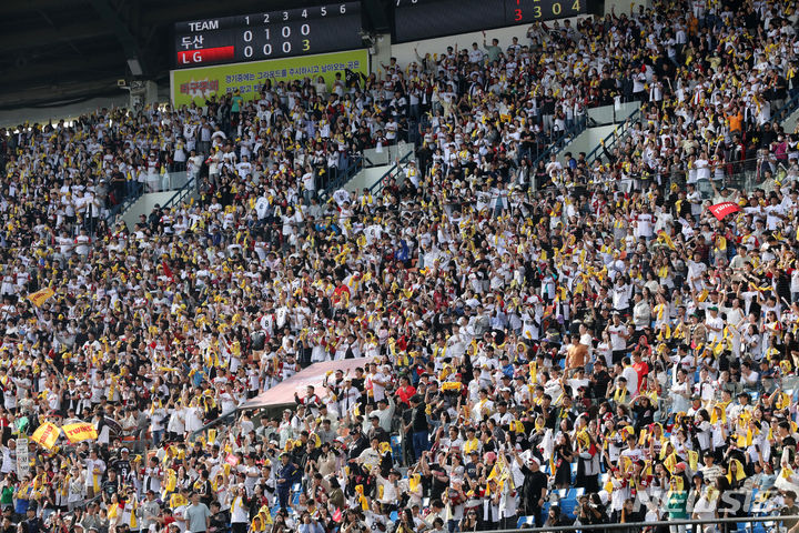 [서울=뉴시스] 김명년 기자 = 15일 프로야구 두산 베어스와 LG 트윈스의 경기가 열린 서울 송파구 잠실야구장이 경기를 보러온 관중들로 꽉 차있다. 이날 잠실야구장은 만원 관중을 기록했다. 또한 KBO 리그는 5년 만에 800만 관중을 돌파했다. 2023.10.15. kmn@newsis.com
