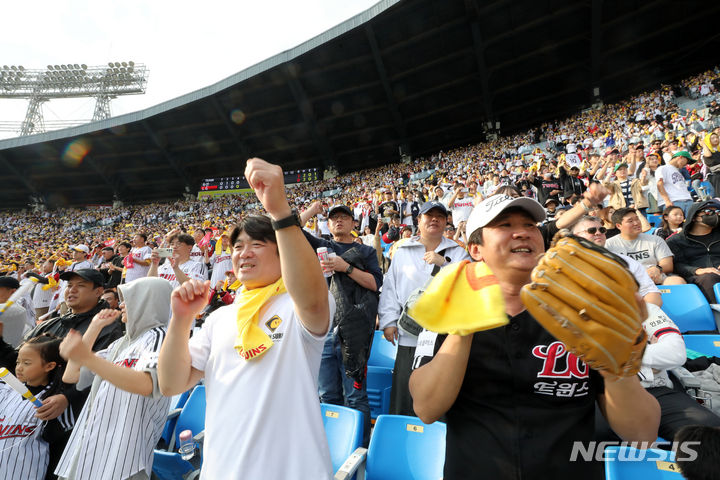 [서울=뉴시스] 김명년 기자 = 15일 프로야구 두산 베어스와 LG 트윈스의 경기가 열린 서울 송파구 잠실야구장이 경기를 보러온 관중들로 꽉 차있다. 이날 잠실야구장은 만원 관중을 기록했다. 또한 KBO 리그는 5년 만에 800만 관중을 돌파했다. 2023.10.15. kmn@newsis.com