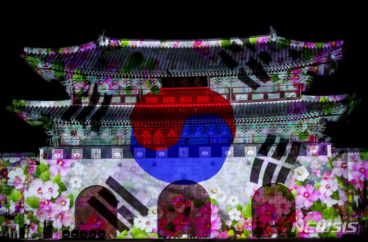 [서울=뉴시스] 정병혁 기자 = 15일 서울 종로구 광화문 에서 열린 광화문 월대 및 현판 복원 기념식에서 미디어파사드 공연이 펼쳐지고 있다. 2023.10.15. jhope@newsis.com