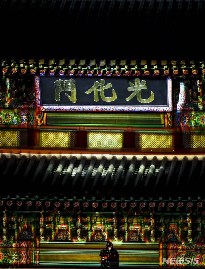 [서울=뉴시스] 정병혁 기자 = 15일 서울 종로구 광화문광장에서 열린 광화문 월대 및 현판 복원 기념식에서 새로운 현판이 공개되고 있다. 2023.10.15. jhope@newsis.com