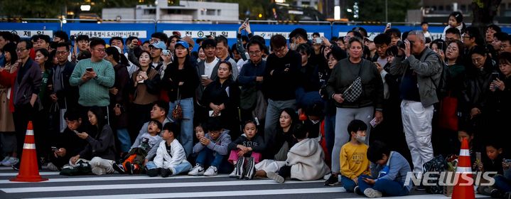 [서울=뉴시스] 정병혁 기자 = 15일 서울 종로구 광화문 일대가 광화문 월대 및 현판 복원 기념식을 찾은 시민들로 북적이고 있다. 2023.10.15. jhope@newsis.com