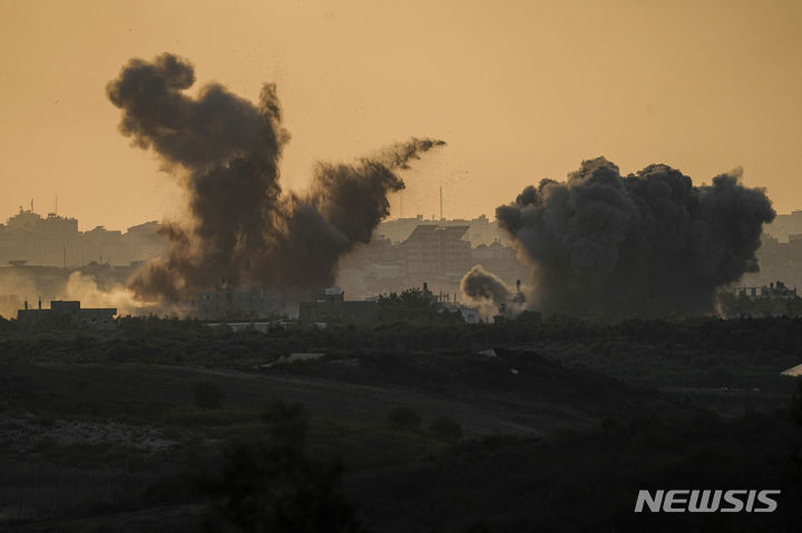 [가자지구=AP/뉴시스]15일(현지시간) 하마스가 통치하는 팔레스타인 가자지구에서 이스라엘의 공습 이후 연기가 피어오르고 있다. 2023.10.15.