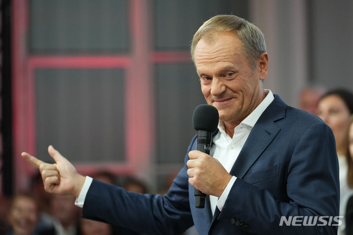 [바르샤바 =AP/뉴시스] 도날트 투스크 시민연단(PO) 대표가 안제이 두다 폴란드 대통령에게 총선이 끝났으니 빠른 정부 구성을 도와달라고 요청했다. 사진은 투스크 대표가 총선 당일인 지난 15일(현지시간) 선거본부에서 지지자를 향해 연설하는 모습. 2023.10.18.