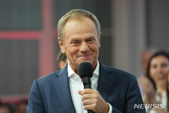 [바르샤바=AP/뉴시스] 도날트 투스크 전 폴란드 총리가 15일(현지시간) 폴란드 수도 바르샤바에 있는 시민연단(PO) 본부에서 지지자에게 연설을 하고 있다. 2023.10.17.