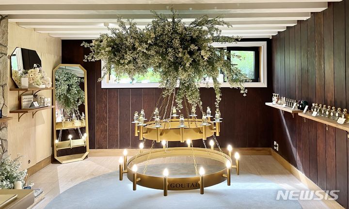 [서울=뉴시스]아모레퍼시픽이 수입·판매하는 파리 1세대 니치 향수 브랜드 구딸(GOUTAL)이 다음 달 30일까지 '북촌 조향사의 집'에서 브랜드 팝업 스토어를 운영한다고 16일 밝혔다.2023.10.16.(사진=아모레퍼시픽 제공)photo@newsis.com