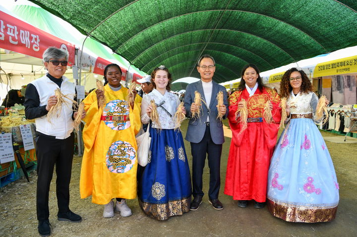 '2023 영주 풍기인삼축제'에서 이창구(왼쪽 첫번째) 축제조직위원장, 박남서(왼쪽에서 네번째) 영주시장이 외국인 관광객들과 기념사진을 찍고 있다. (사진=영주시 제공) *재판매 및 DB 금지