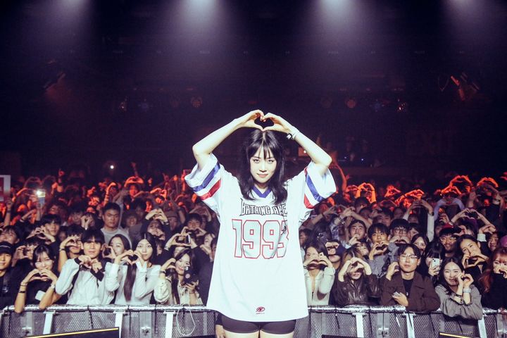 [서울=뉴시스] 데뷔 3년 만에 개최한 단독콘서트 '홈커밍'을 성료한 싱어송라이터 드비타. (사진= AOMG 제공) 2023.10.16. photo@newsis.com *재판매 및 DB 금지