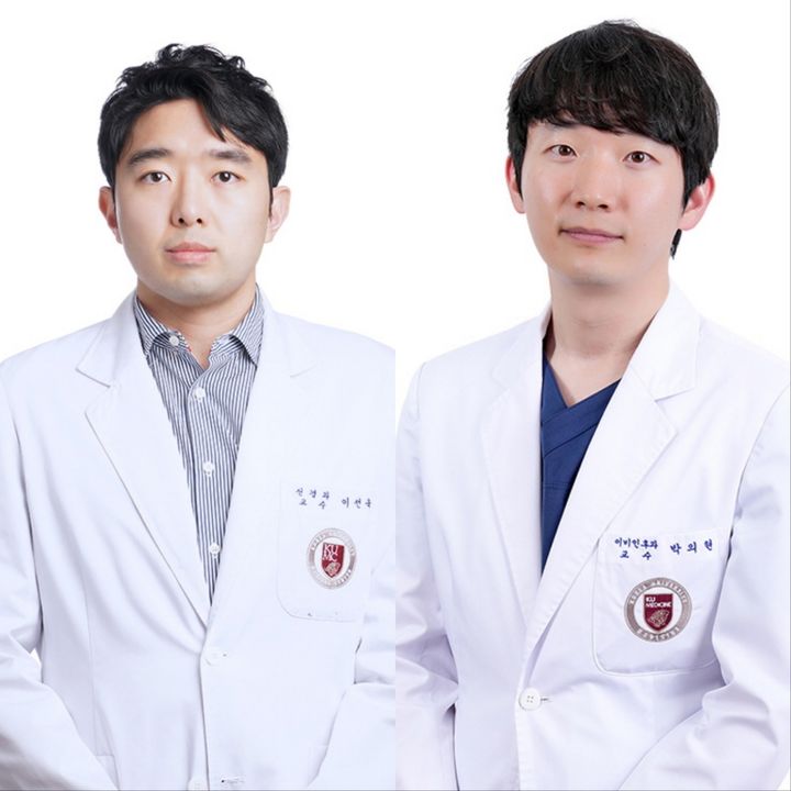 [서울=뉴시스] 16일 고려대학교 안암병원은 신경과 이선욱 교수(왼쪽), 이비인후과 박의현 교수 연구팀이 전정신경염의 새로운 기전을 규명했다고 밝혔다. (사진=고대안암병원 제공) 2023.10.16. photo@newsi.scom&nbsp; *재판매 및 DB 금지