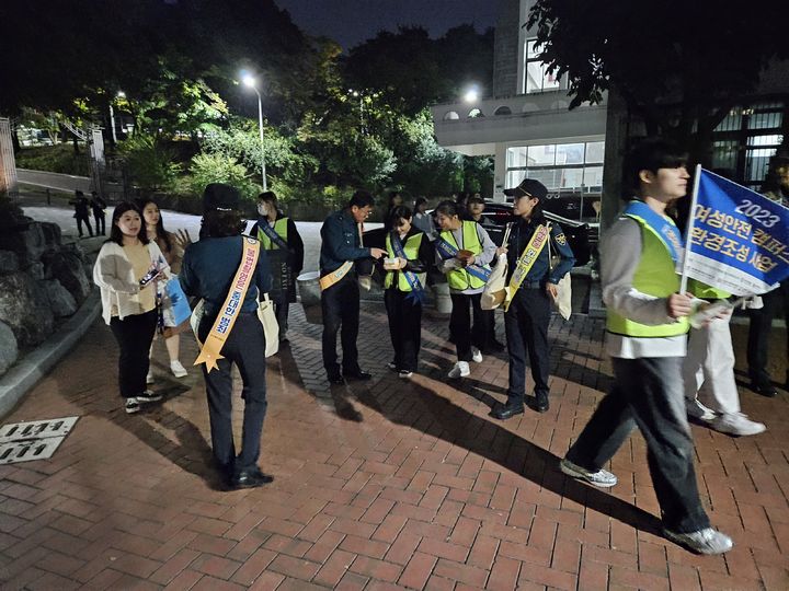 [대구=뉴시스] 대구 북부경찰서는 경북대학교에서 성범죄 예방을 위한 여성안전캠페인을 실시했다. (사진=대구 북부경찰서 제공) 2023.10.16. photo@newsis.com *재판매 및 DB 금지