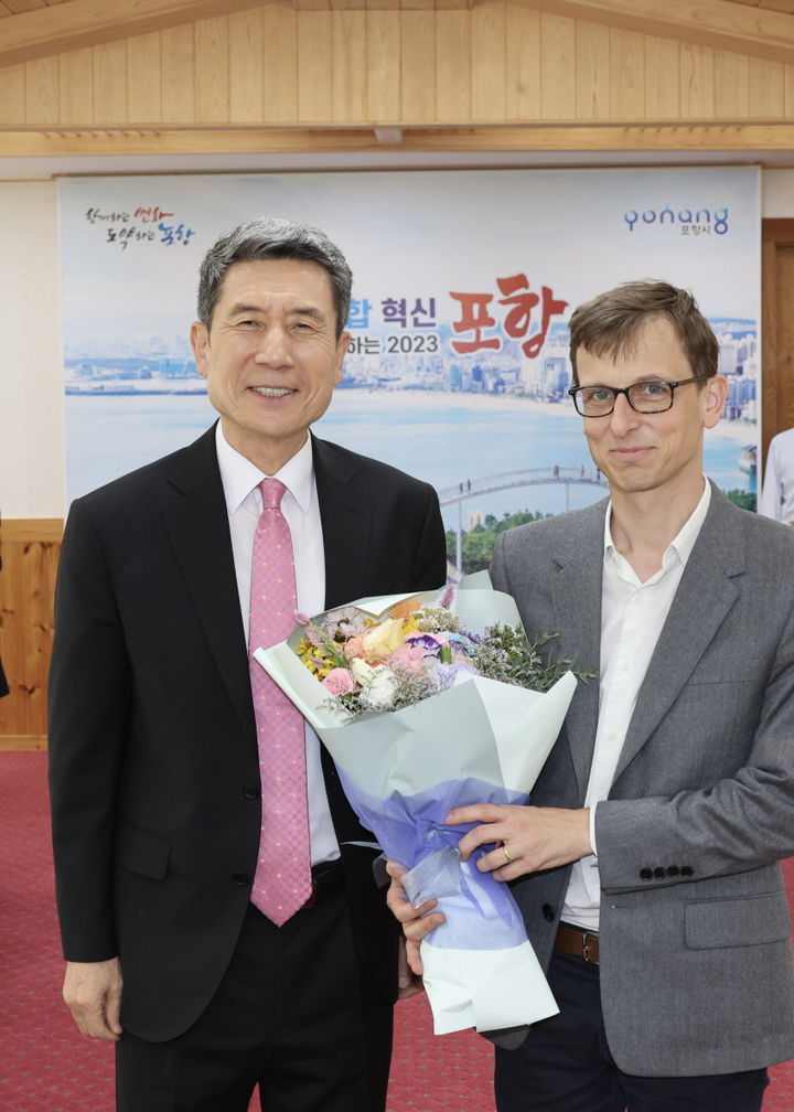 [포항=뉴시스] 프랑스 경제일간지 레제코 기샤르 기욤 기자와 포항시 이강덕 시장 *재판매 및 DB 금지