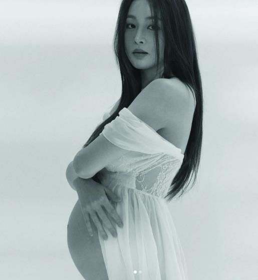 [서울=뉴시스] 배우 강소라가 둘째 임신 소식과 함께 만삭의 화보를 공개했다. (사진=강소라 인스타그램) 2023.10.16. photo@newsis.com *재판매 및 DB 금지