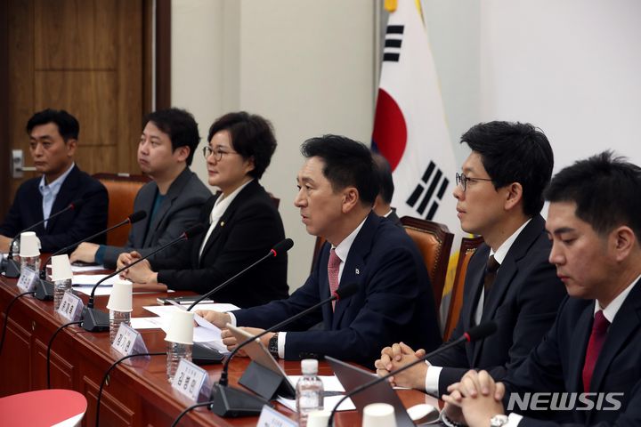 발언하는 김기현 국민의힘 대표.  [서울=뉴시스] 조성봉 기자 = 김기현 국민의힘 대표가 16일 오전 서울 여의도 국회에서 열린 국민의힘 최고위원회의에서 발언하고 있다. 2023.10.16.suncho21@newsis.com