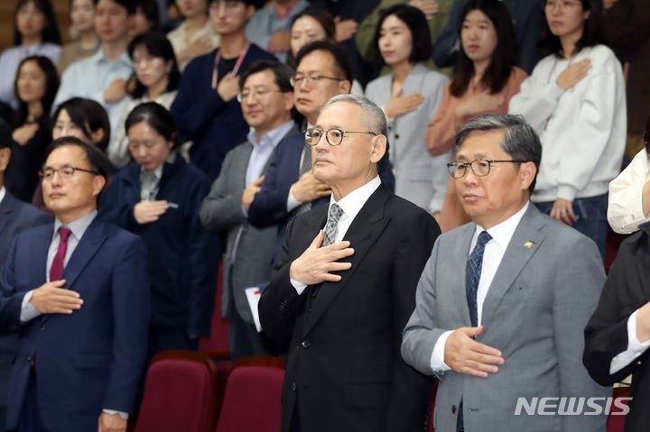 [세종=뉴시스] 강종민 기자 = 유인촌 문화체육관광부 장관이 16일 세종시 정부세종청사에서 열린 취임식에서 국민의례를 하고 있다. 2023.10.16. ppkjm@newsis.com