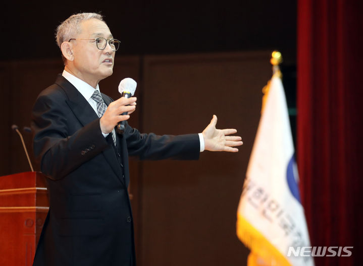 [세종=뉴시스] 강종민 기자 = 유인촌 문화체육관광부 장관이 16일 세종시 정부세종청사에서 열린 취임식에서 취임사를 하고 있다. 2023.10.16. ppkjm@newsis.com