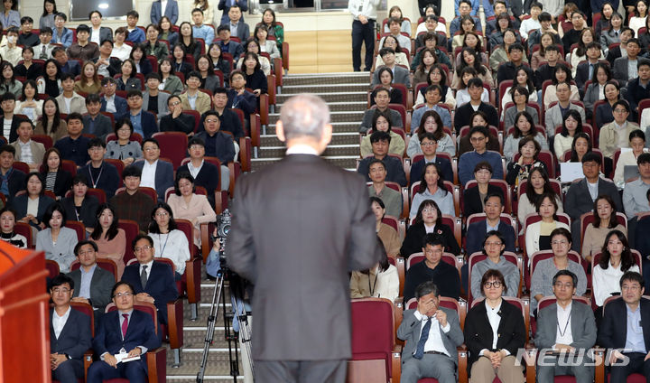 [세종=뉴시스] 강종민 기자 = 유인촌 문화체육관광부 장관이 16일 세종시 정부세종청사에서 열린 취임식에서 취임사를 하고 있다. 2023.10.16. ppkjm@newsis.com