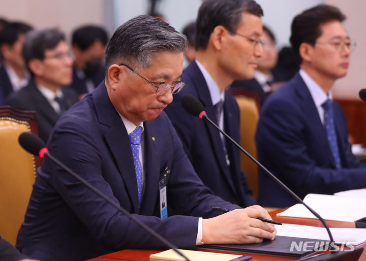 [서울=뉴시스] 추상철 기자 = 이한준 한국토지주택공사(LH) 사장이 16일 오전 서울 여의도 국회에서 열린 국토교통위원회의 한국토지주택공사 등에 대한 국정감사에 출석해 있다. 2023.10.16. scchoo@newsis.com