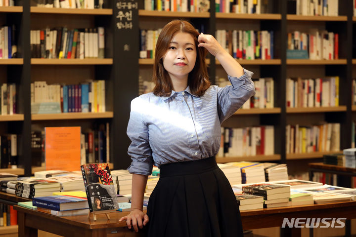 [서울=뉴시스] 박진희 기자 = 김초엽 작가가 16일 서울 강남구 최인아책방에서 신작 '파견자들' 기자간담회에 앞서 사진촬영을 하고 있다. '파견자들'은 우주로부터 불시착한 먼지로 인해 낯선 행성으로 변한 지구를 배경으로 하는 장편소설이다. 2023.10.16. pak7130@newsis.com