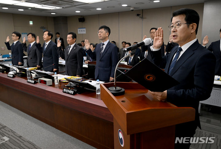 [광주=뉴시스] 김혜인 기자 = 양동구 광주지방국세청장이 16일 오전 광주 북구 오룡동 정부광주지방합동청사 3층 대회의실에서 열린 국회 2023기획재정위원회의 광주지방국세청·광주본부세관·광주지방조달청·호남지방통계청·한국은행광주전남·한국은행목포본부에 대한 국정감사에 앞서 선서하고 있다. 2023.10.16.hyein0342@newsis.com