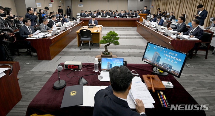 [광주=뉴시스] 김혜인 기자 = 16일 오전 정부광주지방합동청사 3층 대회의실에서열린 국회 2023기획재정위원회의 광주지방국세청·광주본부세관·광주지방조달청·호남지방통계청·한국은행광주전남·한국은행목포본부에 대한 국정감사가 열리고 있다. 2023.10.16. hyein0342@newsis.com