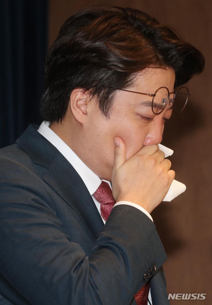 [서울=뉴시스] 조성봉 기자 = 이준석 전 국민의힘 대표가 16일 오전 서울 여의도 국회 소통관에서 열린 '윤석열 대툥령의 용기와 결단 촉구' 기자회견에서 눈물을 훔치고 있다. 2023.10.16.suncho21@newsis.com