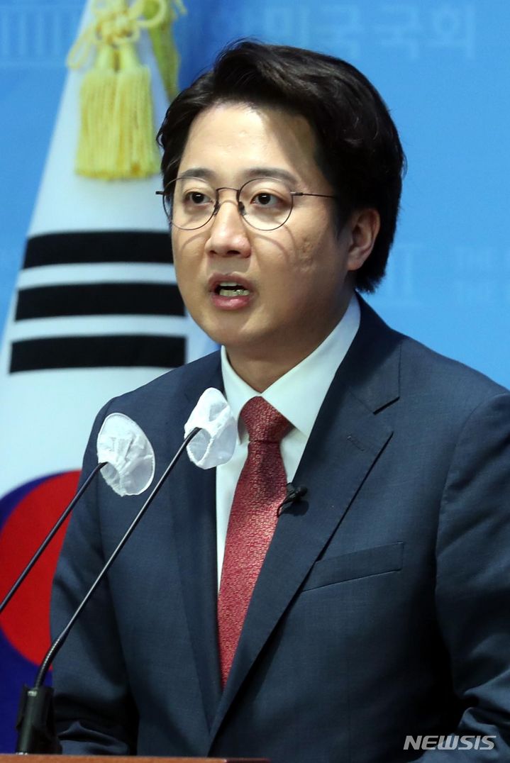 [서울=뉴시스] 조성봉 기자 = 이준석 전 국민의힘 대표가 16일 오전 서울 여의도 국회 소통관에서 '윤석열 대툥령의 용기와 결단을 촉구' 하는 기자회견을 하고 있다. 2023.10.16.suncho21@newsis.com