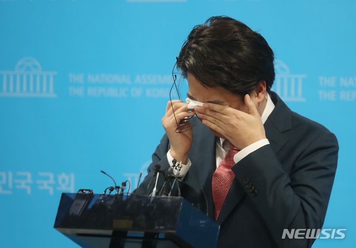 [서울=뉴시스] 조성봉 기자 = 이준석 전 국민의힘 대표가 16일 오전 서울 여의도 국회 소통관에서 열린 '윤석열 대툥령의 용기와 결단 촉구' 기자회견에서 눈물을 훔치고 있다. 2023.10.16.suncho21@newsis.com