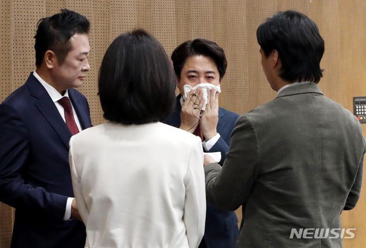 [서울=뉴시스] 조성봉 기자 = 이준석 전 국민의힘 대표가 16일 오전 서울 여의도 국회 소통관에서 '윤석열 대툥령의 용기와 결단 촉구' 기자회견을 마치고 눈물을 닦고 있다. 2023.10.16.suncho21@newsis.com