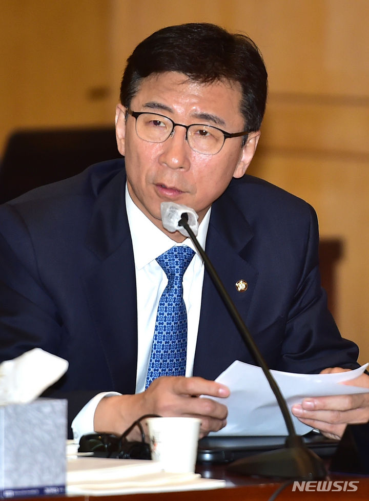 [대구=뉴시스] 이무열 기자 = 고용진 더불어민주당 의원이 16일 대구 중구 한국은행 대구경북본부에서 열린 2023년도 국정감사에서 질의하고 있다. 2023.10.16. lmy@newsis.com