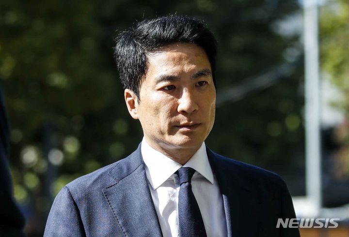 [서울=뉴시스] 정병혁 기자 = 근사기적 부정거래를 통해 285억원의 부당이득을 취한 혐의로 재판을 받는 김용빈 전 대우조선해양건설 회장이 별도의 배임 혐의 재판에서 실형을 선고받고 법정구속됐다. 사진은 김 회장이 2023년 10월 16일 서울 양천구 서울남부지방법원에서 열린 구속 전 피의자 심문(영장실질심사)에 출석하는 모습. 2026.10.16. jhope@newsis.com