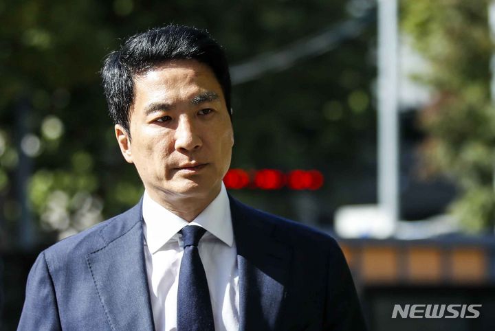 [서울=뉴시스] 정병혁 기자 = 근로기준법 위반 혐의를 받는 김용빈 대우조선해양건설 회장이 16일 서울 양천구 서울남부지방법원에서 열린 구속 전 피의자 심문(영장실질심사)에 출석하고 있다. 김 회장은 수백억원대 횡령·배임 등 혐의로 구속돼 재판받다가 보석으로 풀려난 뒤 한 달만에 다시 구속 기로에 놓였다. 2023.10.16. jhope@newsis.com