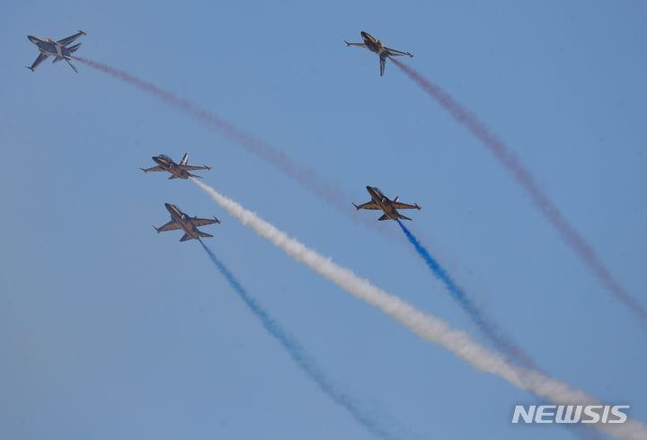 [성남=뉴시스] 황준선 기자 = 16일 경기 성남시 서울공항에서 열린 국내 최대 항공우주·방위산업 전시회 ‘서울 아덱스(ADEX) 2023’ 프레스 데이에서 공군 블랙이글스 팀이 화려한 에어쇼를 선보이고 있다. 2023.10.16. hwang@newsis.com