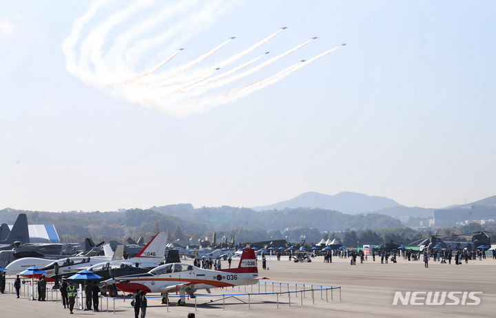 [성남=뉴시스] 황준선 기자 = 16일 경기 성남시 서울공항에서 열린 국내 최대 항공우주·방위산업 전시회 ‘서울 아덱스(ADEX) 2023’ 프레스 데이에서 공군 블랙이글스 팀이 화려한 에어쇼를 선보이고 있다. 2023.10.16. hwang@newsis.com