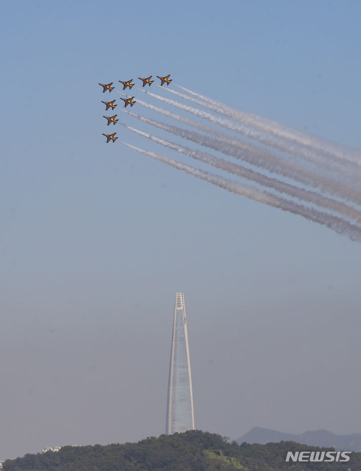 [성남=뉴시스] 황준선 기자 = 16일 경기 성남시 서울공항에서 열린 국내 최대 항공우주·방위산업 전시회 ‘서울 아덱스(ADEX) 2023’ 프레스 데이에서 공군 블랙이글스 팀이 화려한 에어쇼를 선보이고 있다. 2023.10.16. hwang@newsis.com
