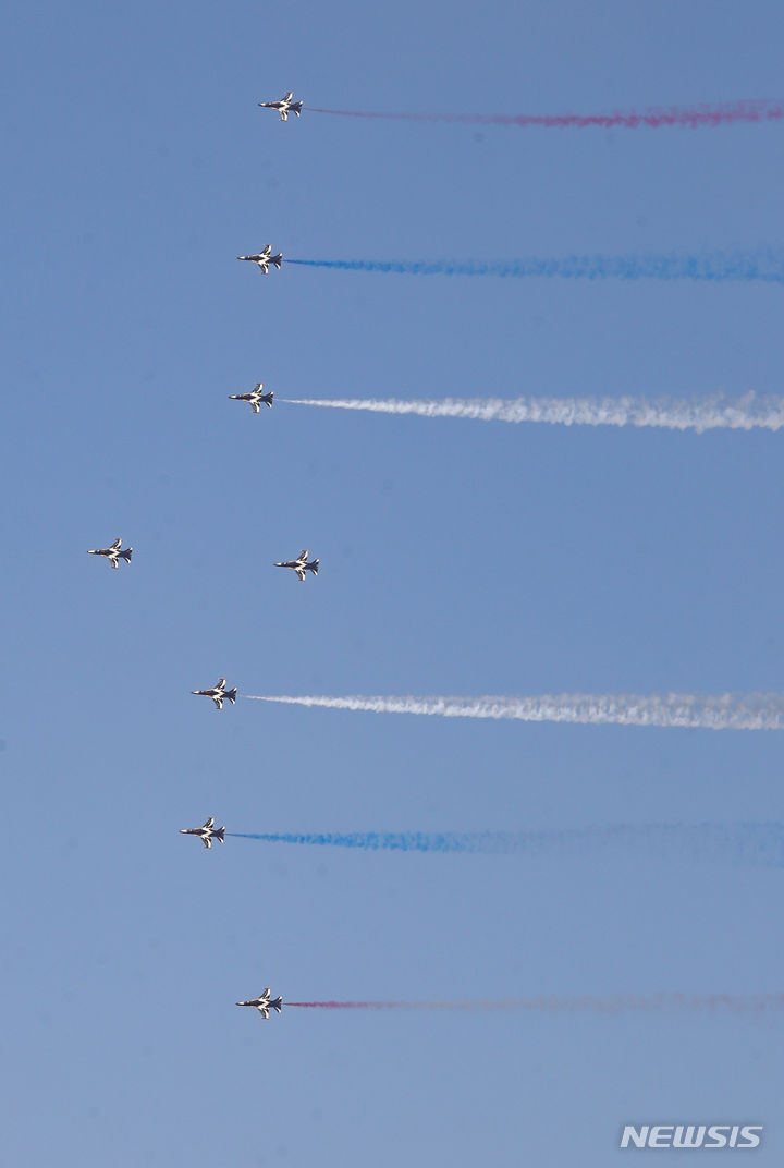 [성남=뉴시스] 황준선 기자 = 16일 경기 성남시 서울공항에서 열린 국내 최대 항공우주·방위산업 전시회 ‘서울 아덱스(ADEX) 2023’ 프레스 데이에서 공군 블랙이글스 팀이 화려한 에어쇼를 선보이고 있다. 2023.10.16. hwang@newsis.com