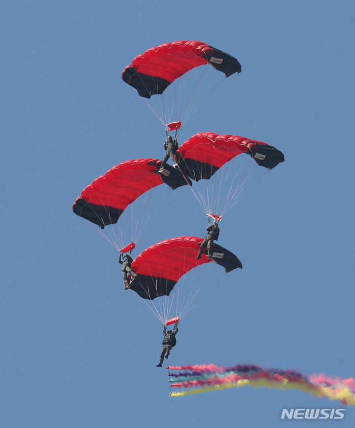 [성남=뉴시스] 황준선 기자 = 16일 경기 성남시 서울공항에서 열린 국내 최대 항공우주·방위산업 전시회 ‘서울 아덱스(ADEX) 2023’ 프레스 데이에서 장병들이 고공강하를 하고 있다. 2023.10.16. hwang@newsis.com