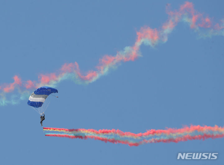 [성남=뉴시스] 황준선 기자 = 16일 경기 성남시 서울공항에서 열린 국내 최대 항공우주·방위산업 전시회 ‘서울 아덱스(ADEX) 2023’ 프레스 데이에서 장병들이 고공강하를 하고 있다. 2023.10.16. hwang@newsis.com