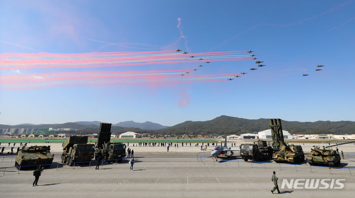 [성남=뉴시스] 황준선 기자 = 16일 경기 성남시 서울공항에서 열린 국내 최대 항공우주·방위산업 전시회 ‘서울 아덱스(ADEX) 2023’ 프레스 데이에서 에어쇼가 펼쳐지고 있다. 2023.10.16. hwang@newsis.com