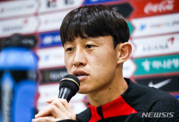[수원=뉴시스] 정병혁 기자 = 축구대표팀 이재성이 16일 경기 수원월드컵경기장에서 베트남과의 평가전을 하루 앞두고 열린 기자회견에서 질문에 답하고 있다. 2023.10.16. jhope@newsis.com