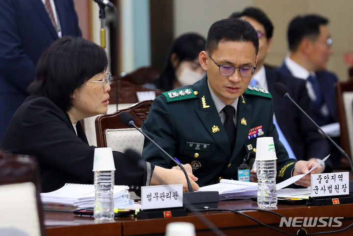 [서울=뉴시스] 최진석 기자 = 16일 국방부에서 열린 국회 법제사법위원회의 국방부 군사법원에 대한 국정감사에 앞서 유재은(왼쪽) 법무관리관과 서성훈 중앙지역 군사법원장이 대화를 나누고 있다. 2023.10.16. myjs@newsis.com