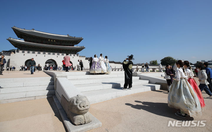 [서울=뉴시스] 권창회 기자 = 16일 오후 서울 종로구 광화문 월대 앞에 서수상이 놓여있다. 월대를 지키는 상서로운 동물인 서수상은 1920년대 일제강점기 시절 전차 개설과 도로 정비 등 광화문 월대를 훼손하는 과정에서 사라진 줄 알았으나 호암미술관 야외에 전시되어 있었던 것으로 확인돼 고 이건희 삼성그룹 선대 회장 유족 측이 기증했다. 2023.10.16. kch0523@newsis.com