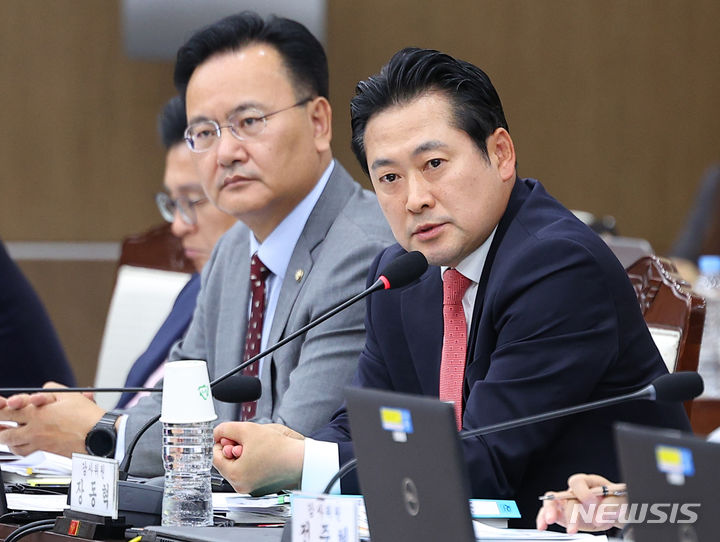 [서울=뉴시스] 최진석 기자 = 지난달 16일 오후 서울 용산구 국방부에서 열린 국회 법제사법위원회의 국방부 군사법원에 대한 국정감사에서 국민의힘 장동혁 의원이 질의하고 있다. (공동취재사진) 2023.10.16. photo@newsis.com