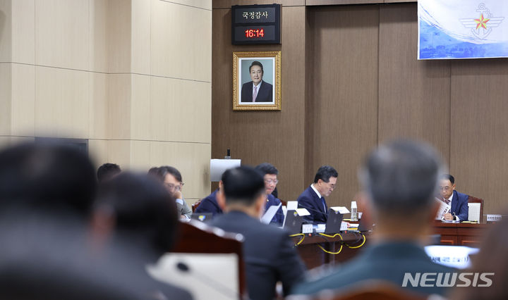 [서울=뉴시스] 최진석 기자 = 16일 오후 국회 법제사법위원회의 국방부 군사법원에 대한 국정감사가 열린 국방부 대회의실에 윤석열 대통령 사진이 걸려 있다. (공동취재사진) 2023.10.16. photo@newsis.com