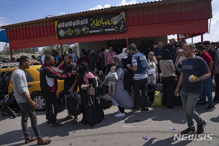 [라파=AP/뉴시스]팔레스타인 가자지구 주민들에게 구호 물품을 전달할 수 있도록 이집트와 가자지구 간 접경 지역의 국경 검문소가 열릴 것이라고 19일(현지시간) CNN이 보도했다. 사진은 지난 16일 가자지구 라파 검문소에서 이집트로 대피하려는 팔레스타인 피난민들의 모습. 2023.10.20.